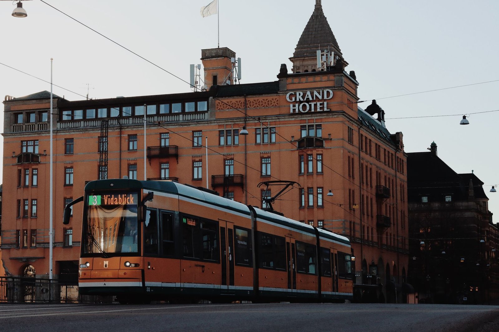Vierailija suunnittelee tapaamista Lappeenrannassa hotellihuoneen työpöydän ääressä