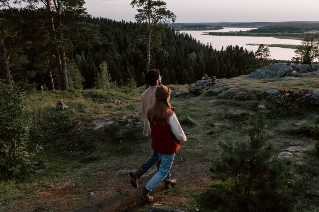 Pari kävelee Loimijoen varrella kesäillan valossa