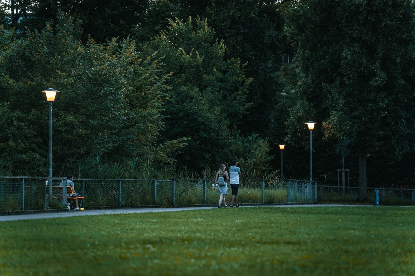 Kesäillan markkinatunnelmaa Loimaalla, pari kävelee kojujen välissä