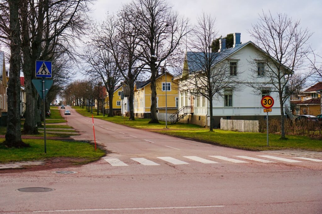 Vierailija tarkistaa aikataulua Maarianhaminan keskustassa