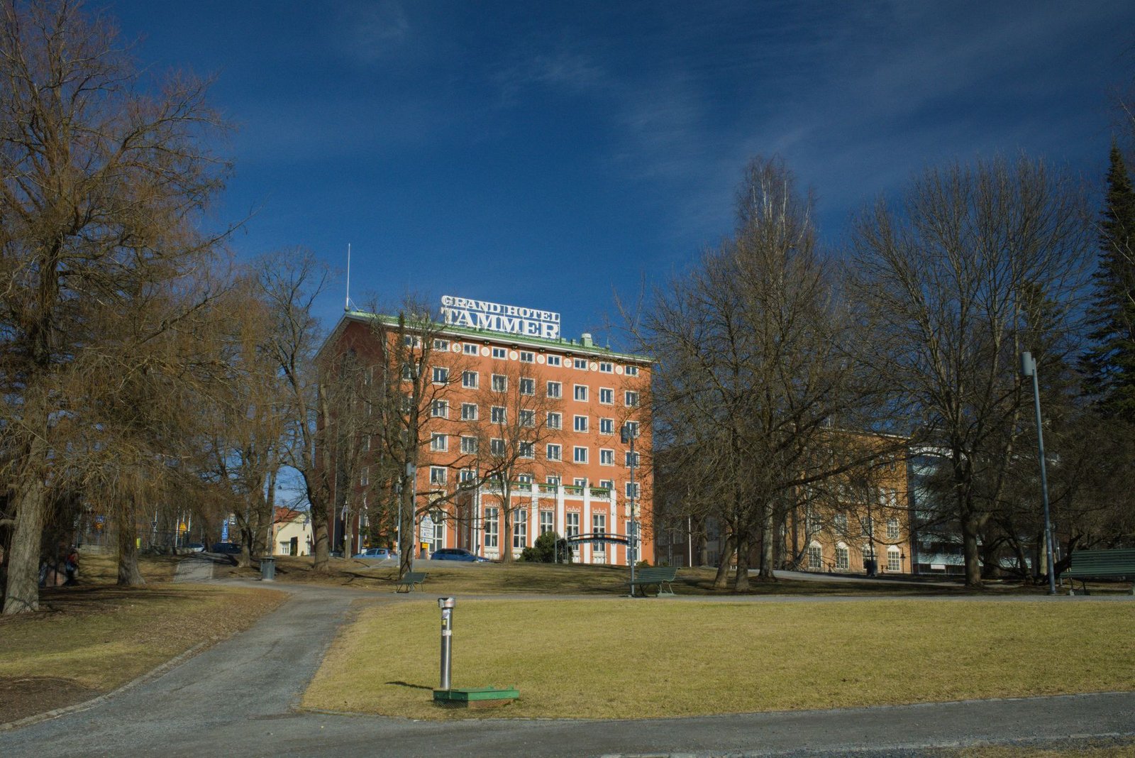 Vierailija suunnittelee hienotunteisesti iltaa Mikkelissä hotellihuoneessa