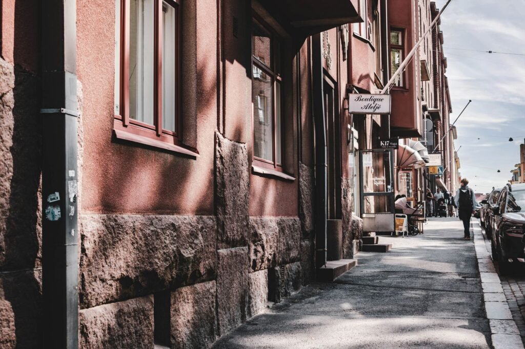 Tutustu viehättävään helsinkiläiseen kadulle, jossa on putiikki ja klassista arkkitehtuuria.