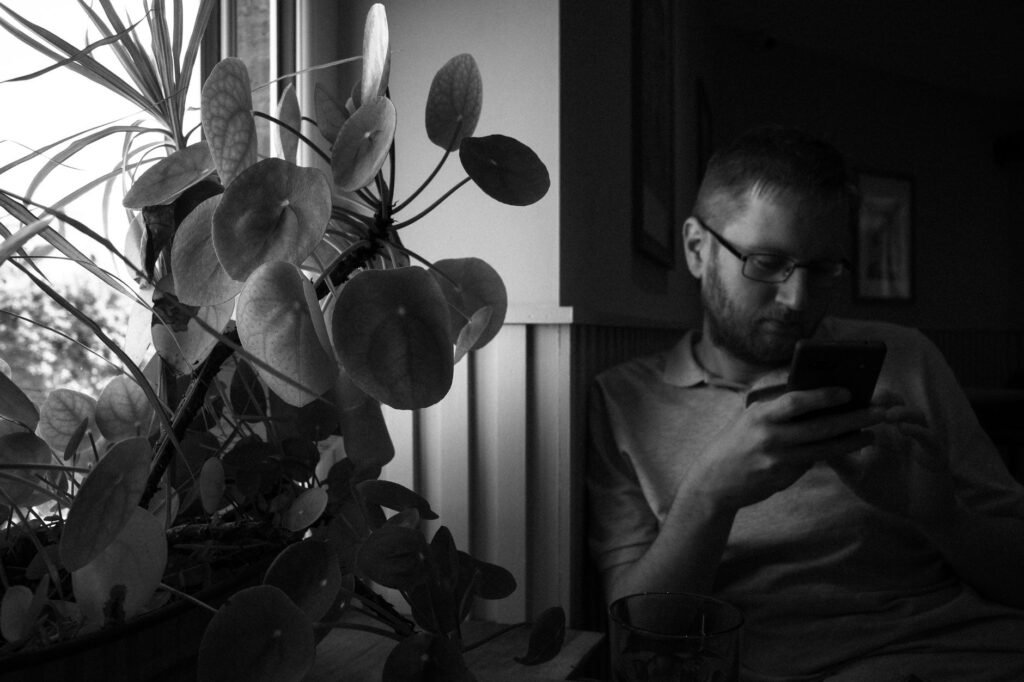 Asiallista ensimmäistä yhteydenottoa kirjoitetaan puhelimella