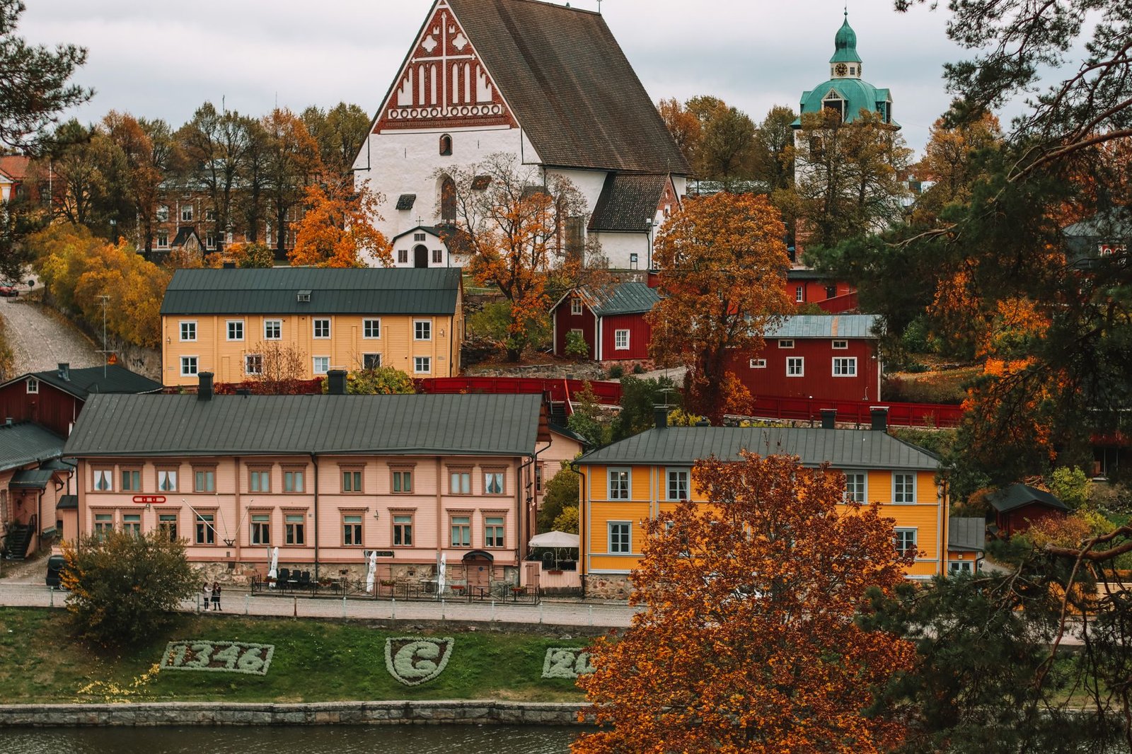 Porvoon rauhallinen katunäkymä pehmeässä iltapäivän valossa
