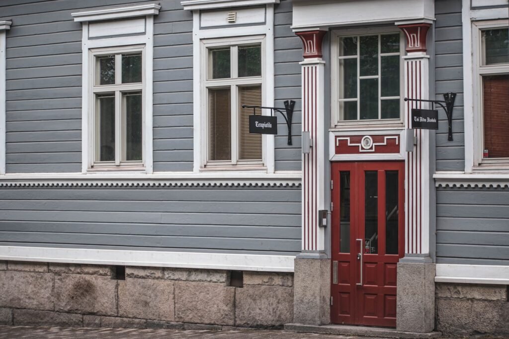 Kaksi aikuista kävelee puutalokorttelissa Naantalin Vanhassa kaupungissa