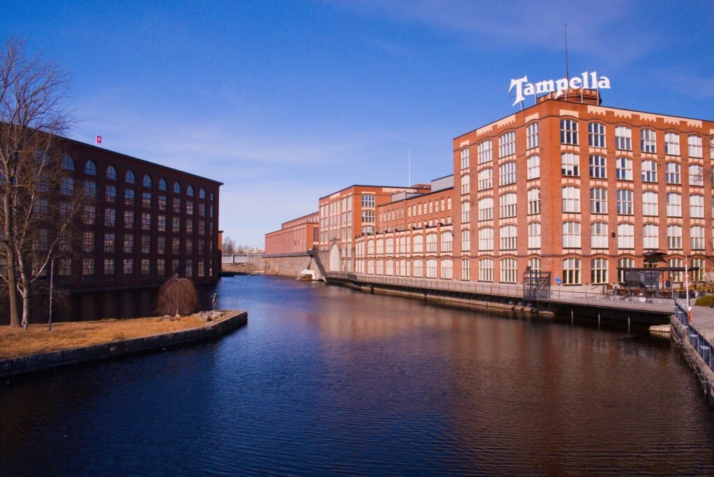 Näkymä ikoniseen Tampella-rakennukseen Tammerkosken varrella Tampereella.