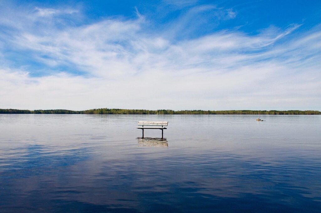 järvi, luonne, penkki, maisema, kevät, penkit, sinitaivas, suomi, sininen, puu, ranta, taivas, järvimaisema, järvisuomi