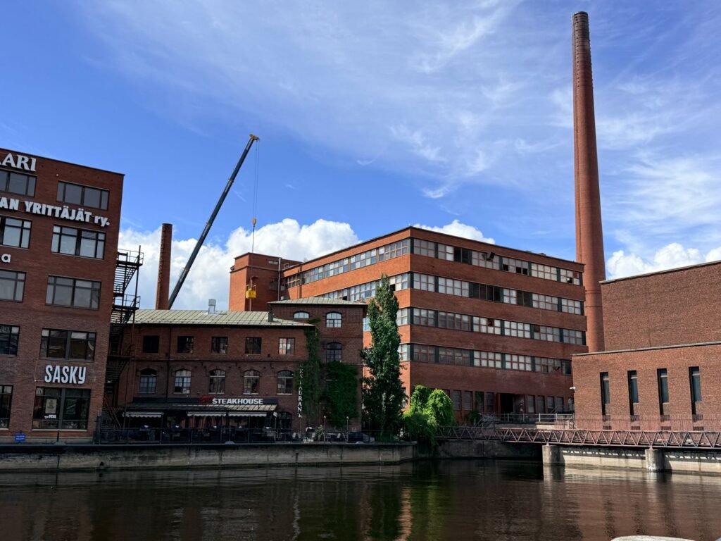 Vanha tiilinen tehdasseinä ja polku Nokialla