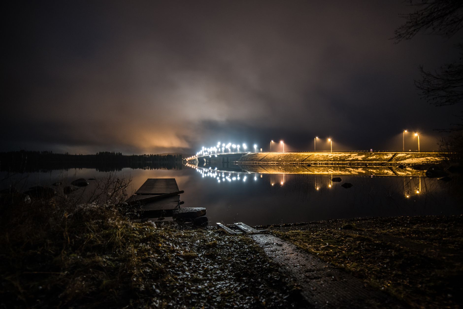 Kaunis yömaisema silta, joka heijastuu vedessä Jyväskylässä, Suomessa.