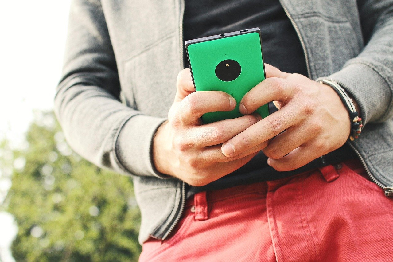 mobiili, käsi, nokia, lumia, mies, nuori, tekniikkaa, puhelin, viestintä, laite, älypuhelin, fiksu, internet, ihmiset, käyttä