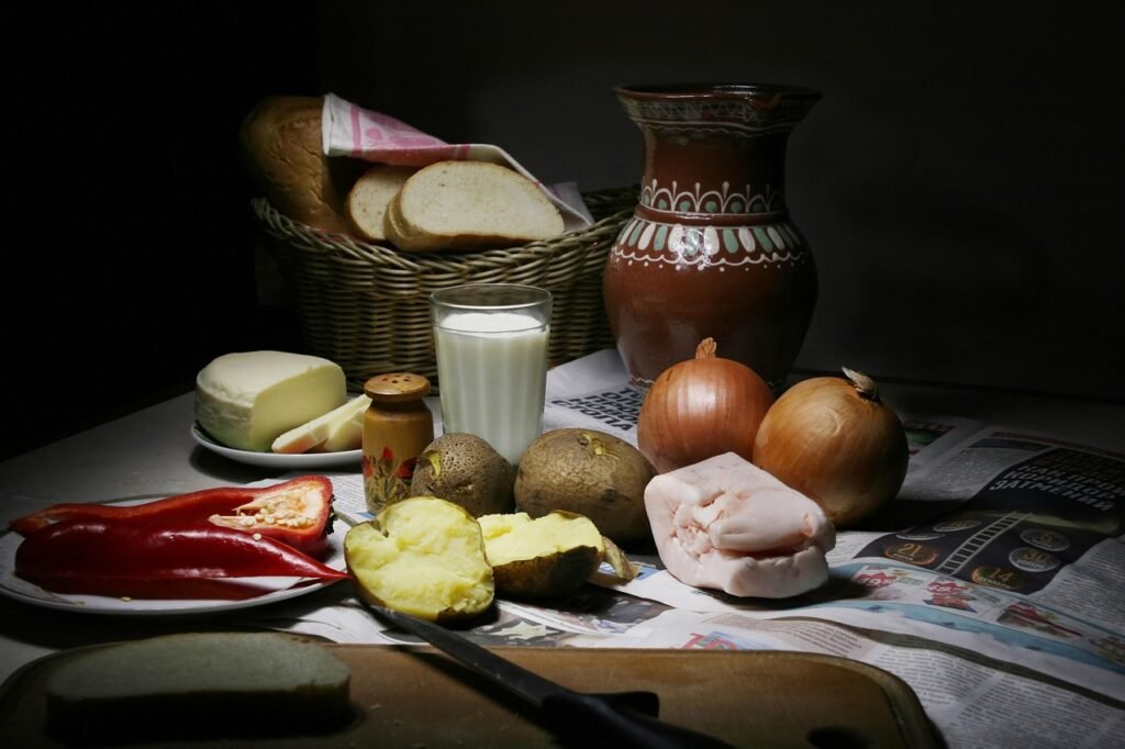 talonpoika illallinen, asetelma, salo, sipuli, perunat, pippuri, juusto, raejuusto, leipä, maito, kuppi, potti, kannu, keitet
