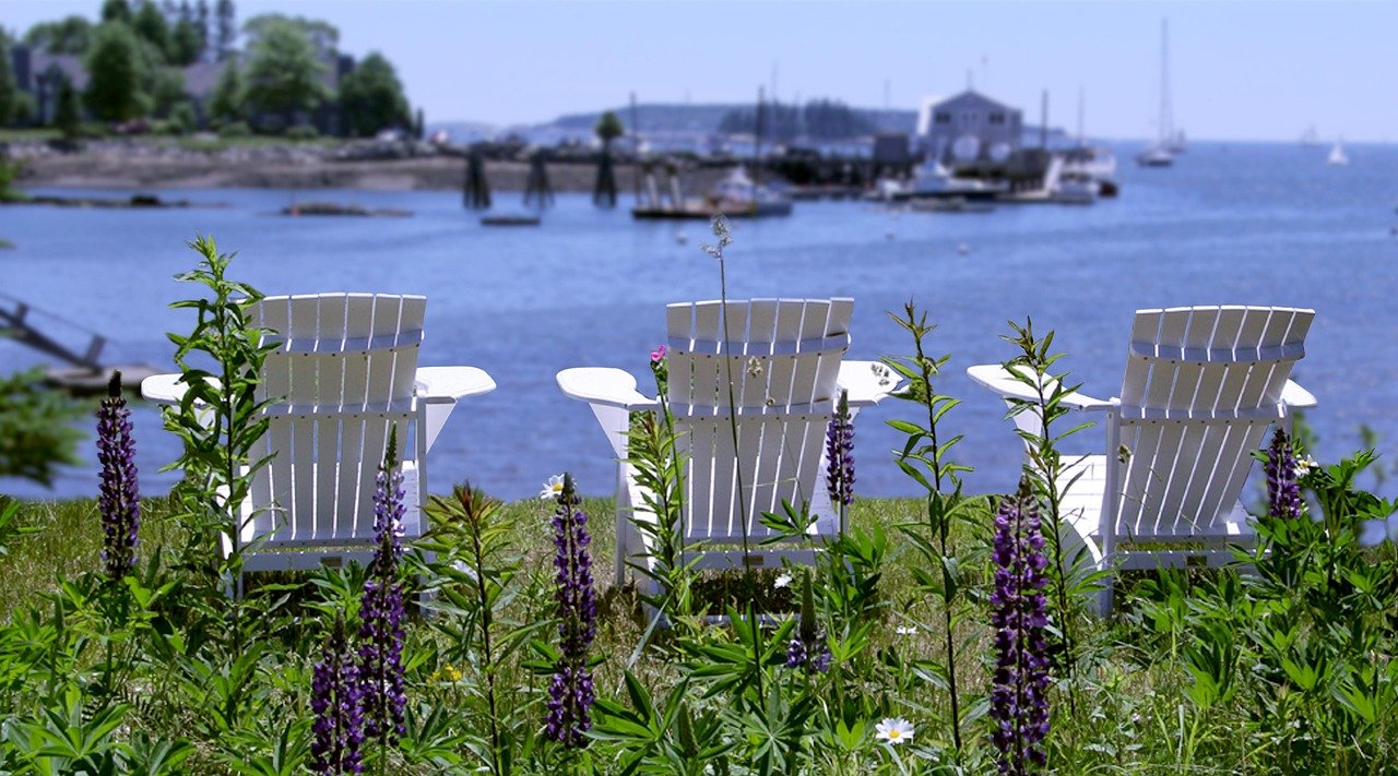 adirondack -tuolit, rentoutua, luonne, satama, boothbay harbor, maine, lahti, päästä pois, loma, kesä, sininen rentoutua