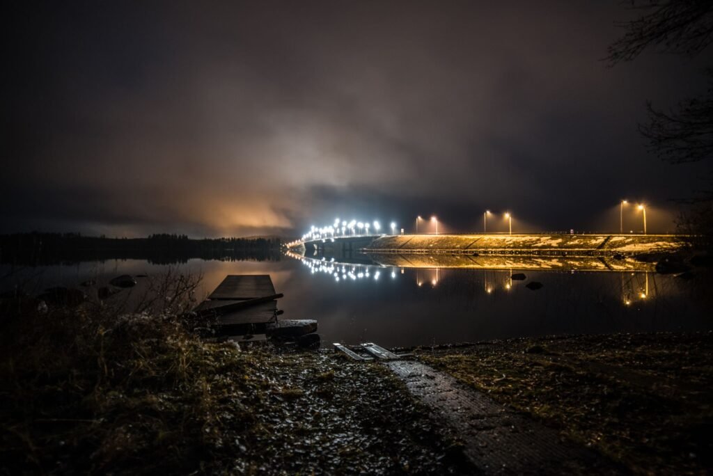 Kävelysilta joen yli Koivurannassa illalla