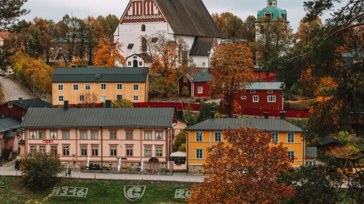 Porvoo ja seuralainen, kun haluat esitellä kaupungin etkä vain hotellihuonetta: kolme kävelyreittiä, jotka tekevät treffeistä yhteisen tarinan