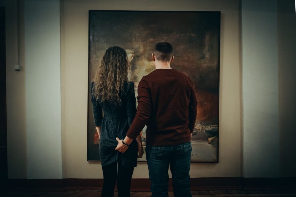 Kaksi aikuista katsoo taideteosta pienessä galleriassa Porvoossa