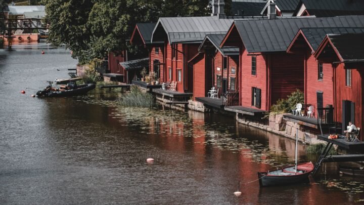 Porvoon kulttuuri-ilta seurustellen: Iltamarkkinat ja taidegalleriakierros oppaana