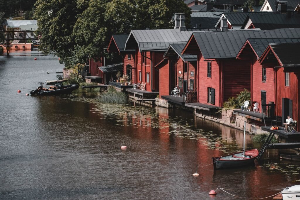 Rauhallinen jokirannan kävelyreitti Porvoossa iltahämärässä