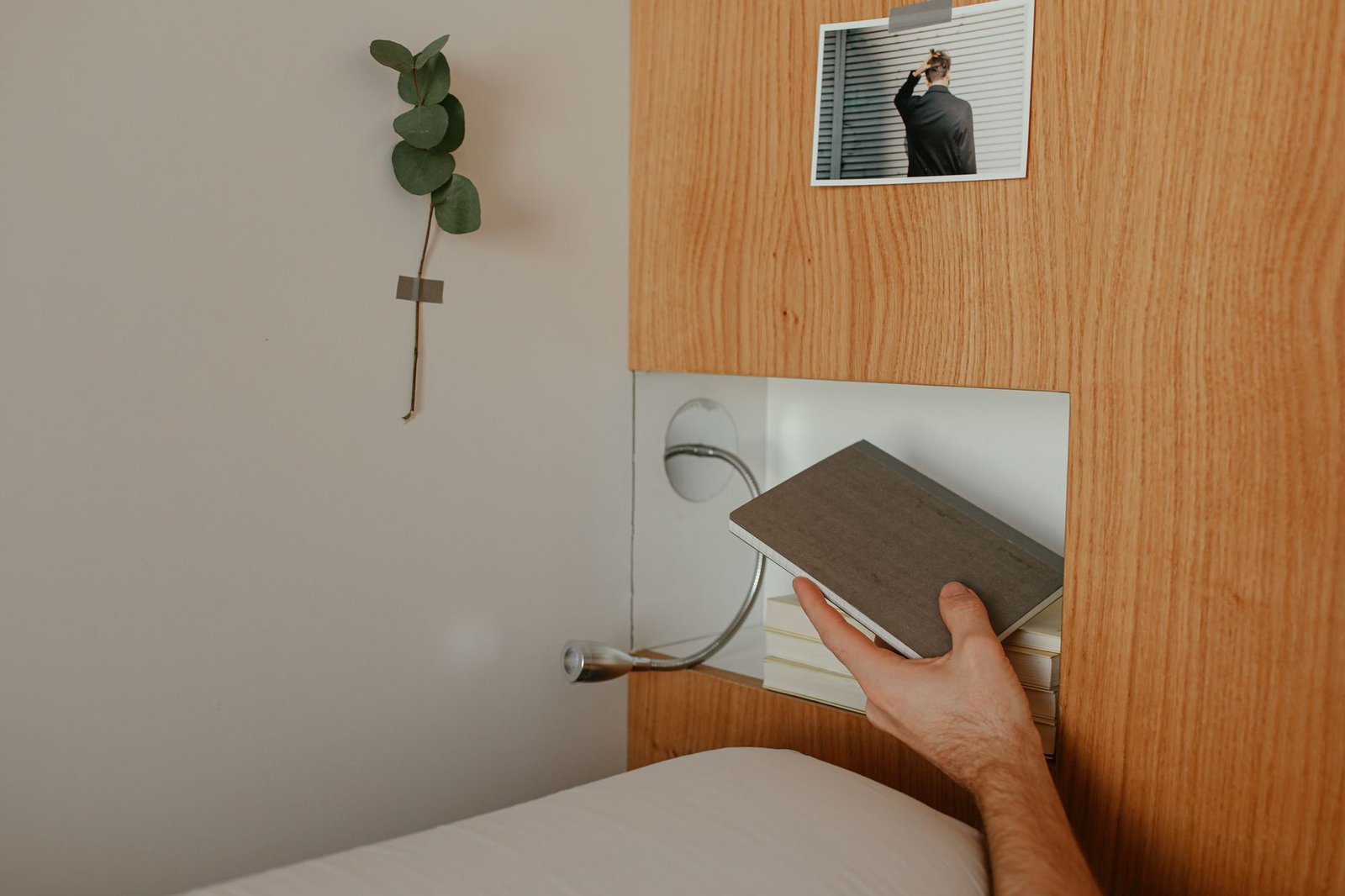 Puhelin ja muistikirja hotellihuoneen pöydällä Rauman vierailun suunnittelua varten
