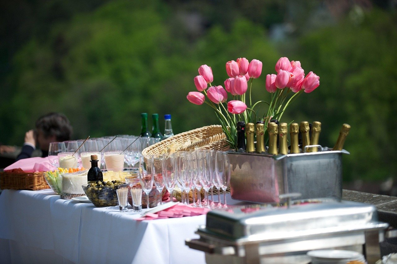 ravintola bern, catering palvelu bern, restaurant ratskeller, ateriapalvelu, ulkona, palvella, juhla, ruokaa, pöytä, koriste,