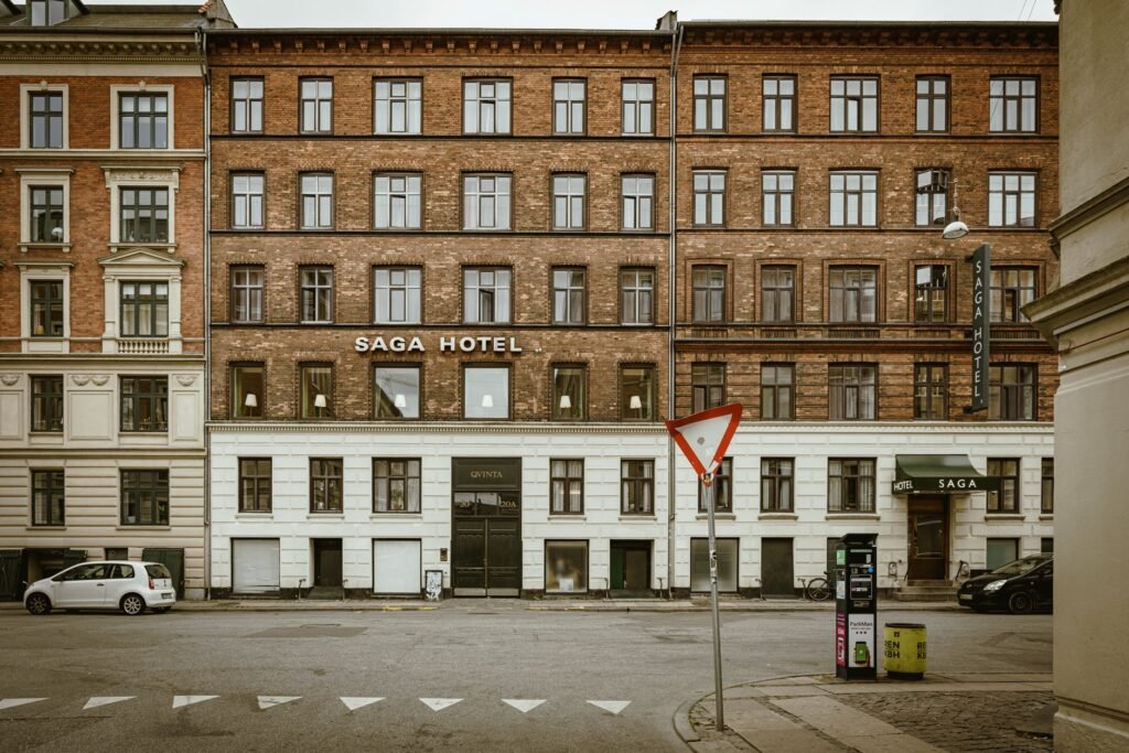 Hienovarainen sisäänkäynti sovittuun tapaamispaikkaan