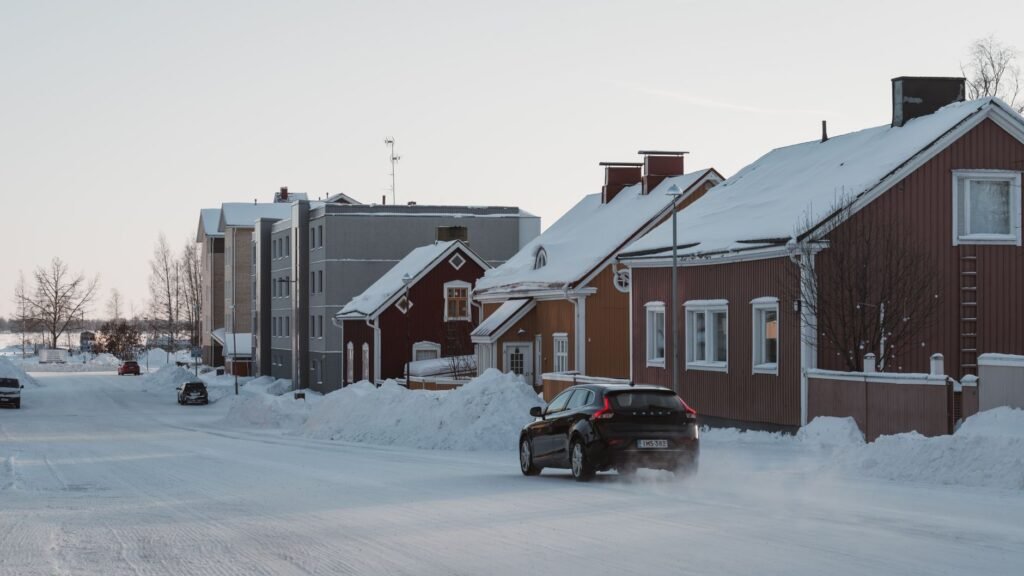 Rauhallinen suomalainen kaupunkikatu ja huomaamaton sisäänkäynti ilta-aikaan