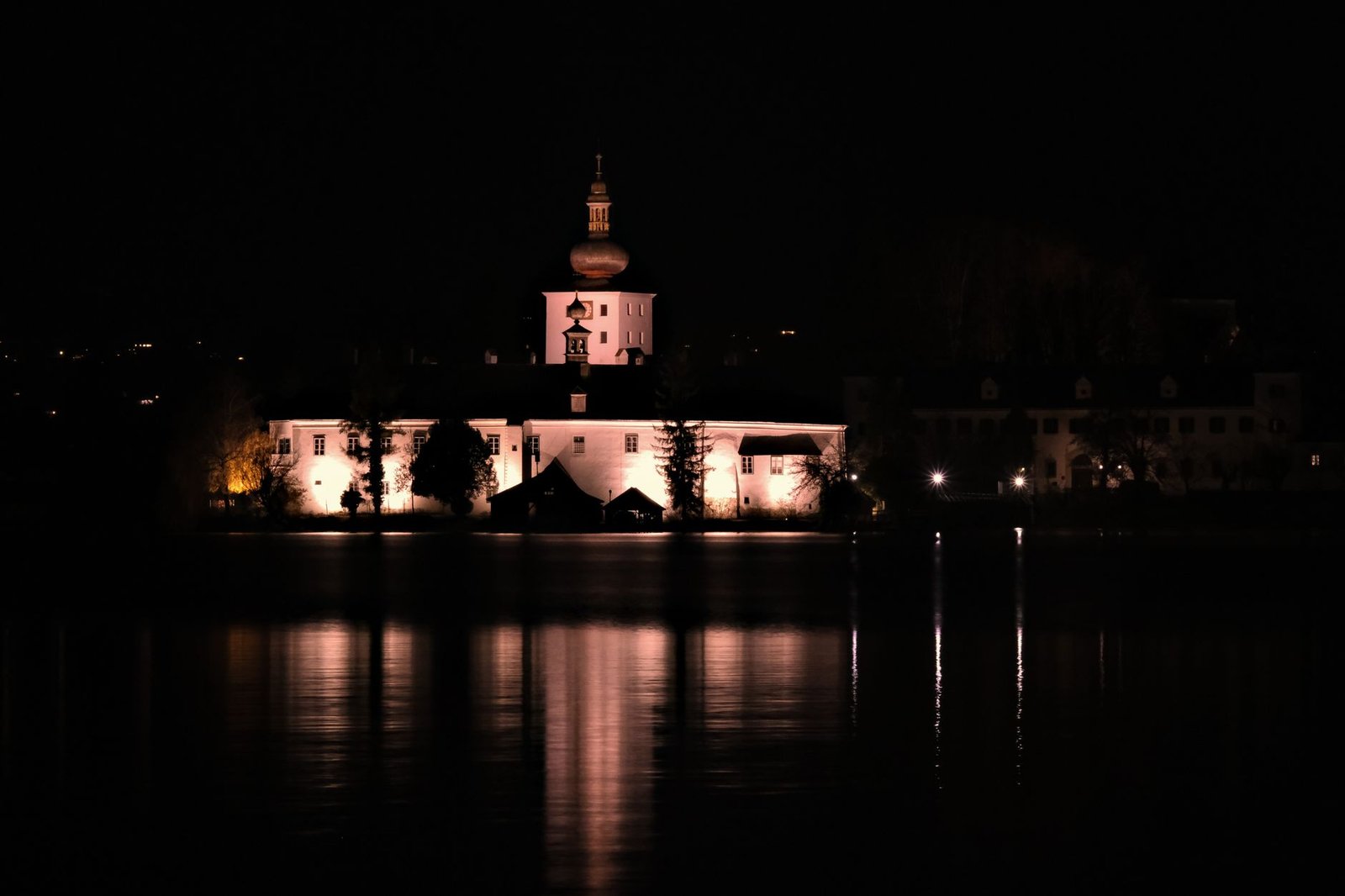 Olavinlinna linna rauhallisena kesäiltana Savonlinnassa