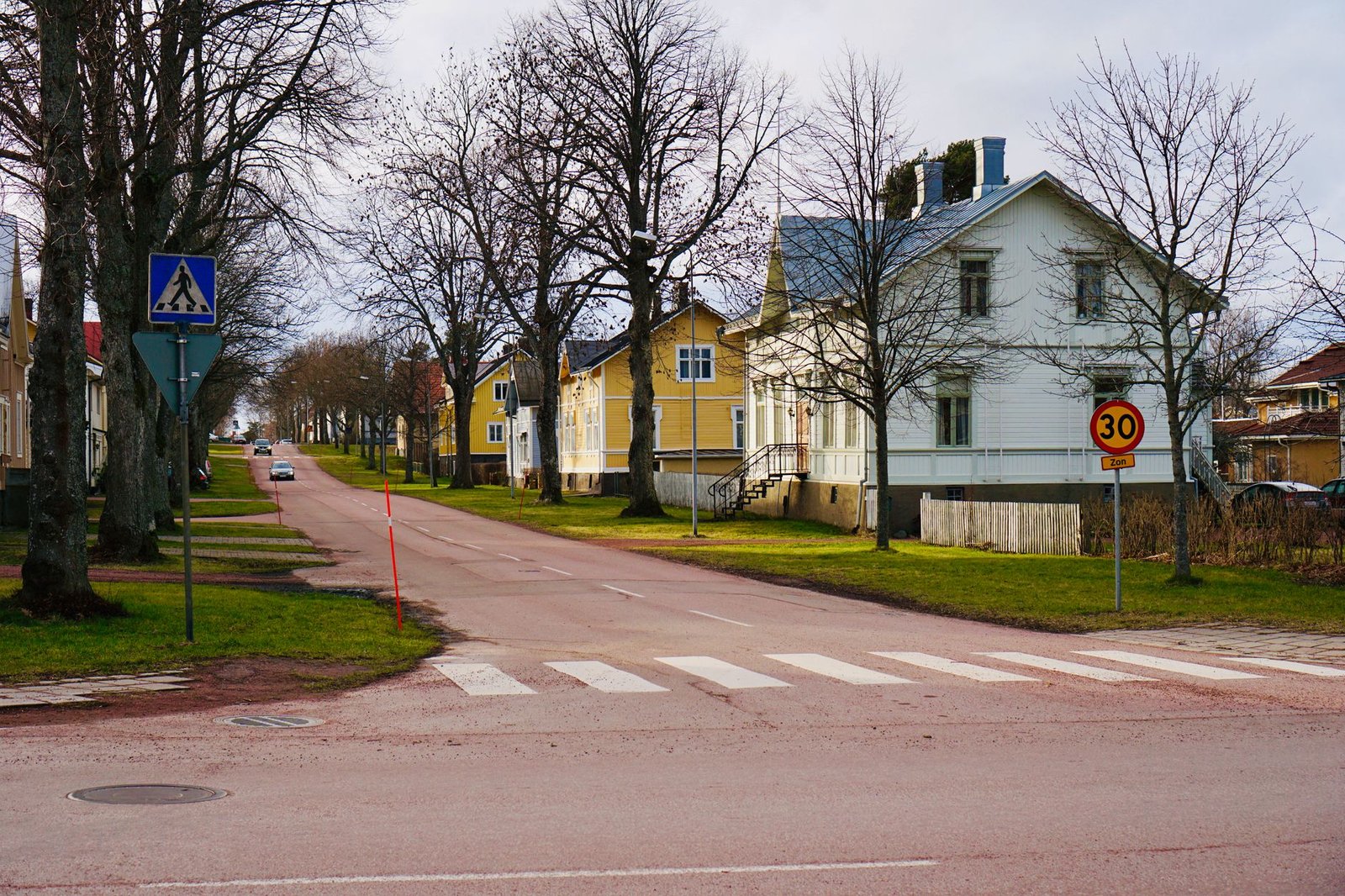 Rauhallinen katunäkymä Raahessa päivänvalossa