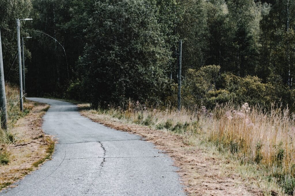Auto matkalla metsätiellä Kainuussa illalla