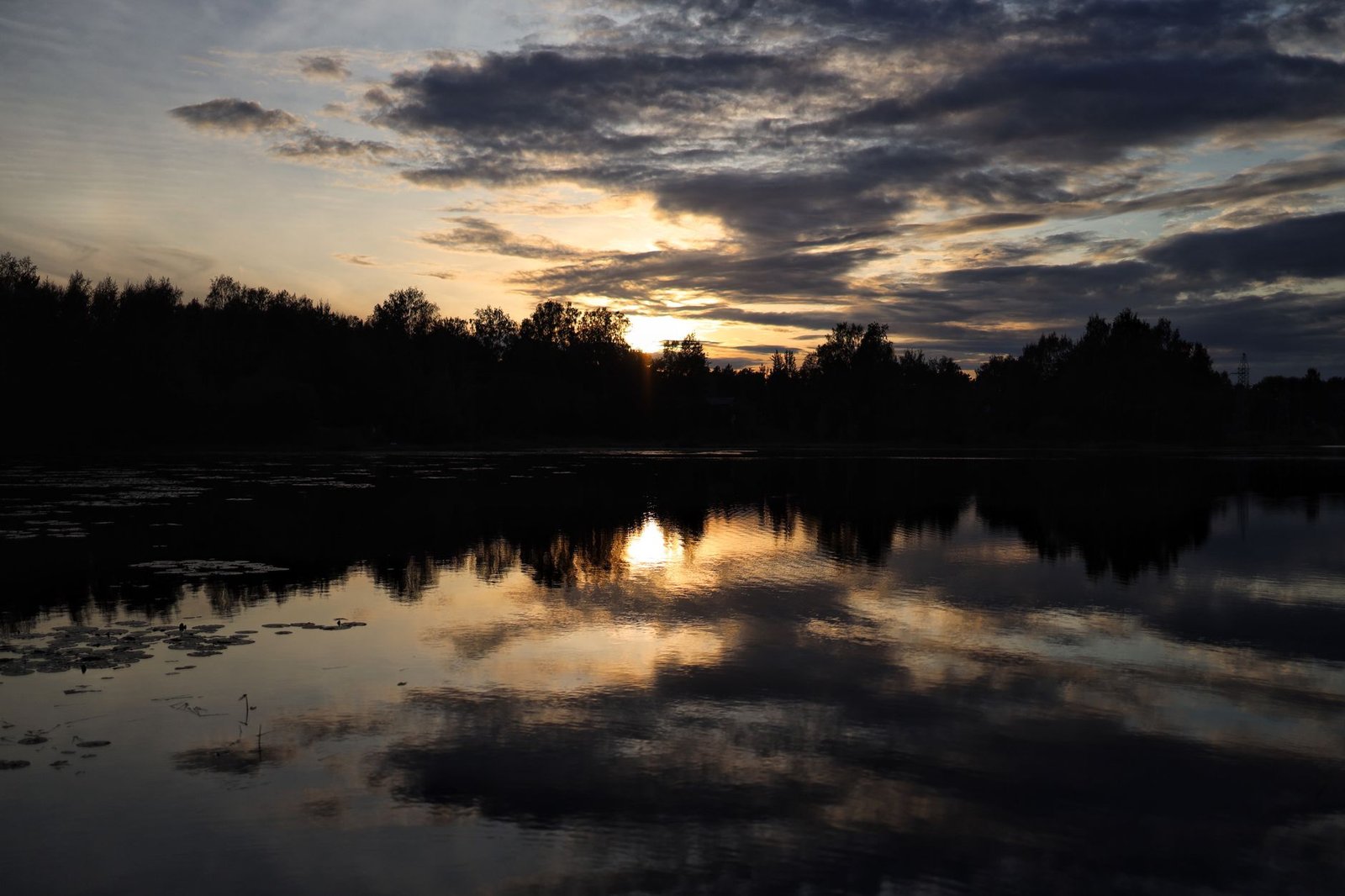 Hiljainen ilta Suomussalmella järven rannalla