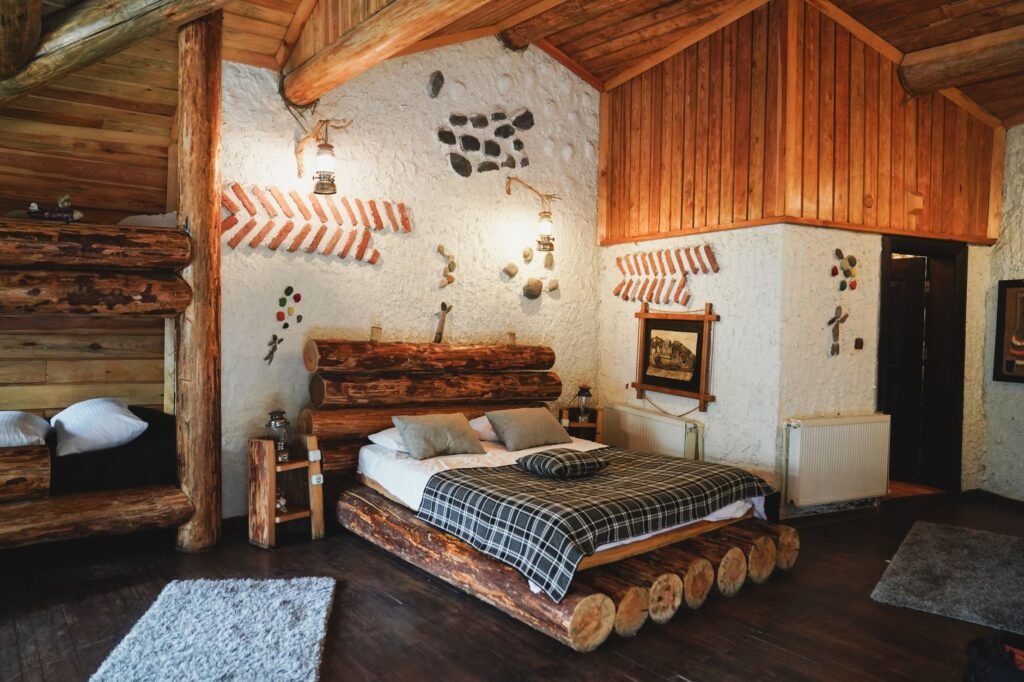 Yksinkertainen hotellihuone Suomussalmella, tarjotin hedelmiä ja juomia pöydällä