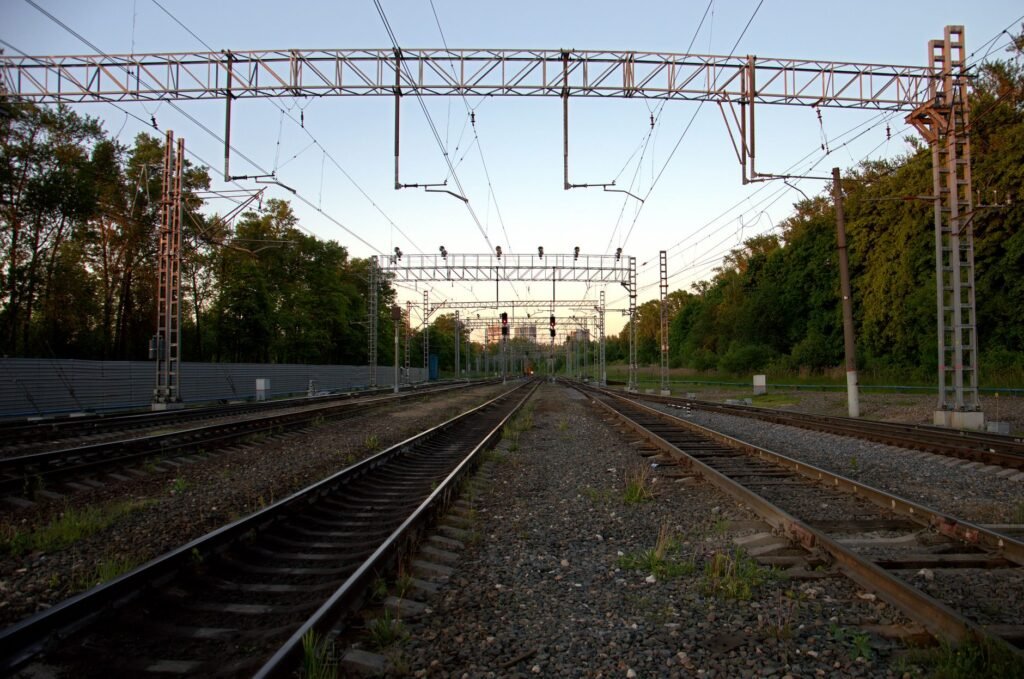 Vierailija tarkistaa reittiä Tampereen ilta-alueella