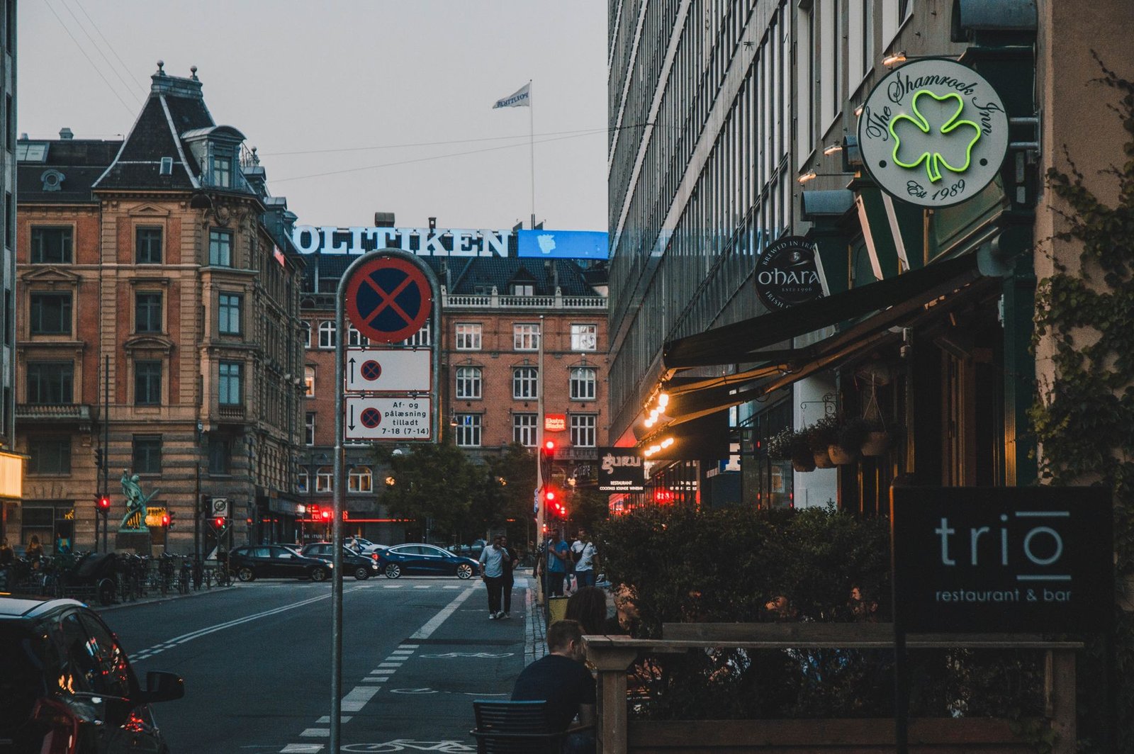 Henkilö tarkistaa treffien käytännön tietoja puhelimesta Heinolan kaupunkimaisemassa