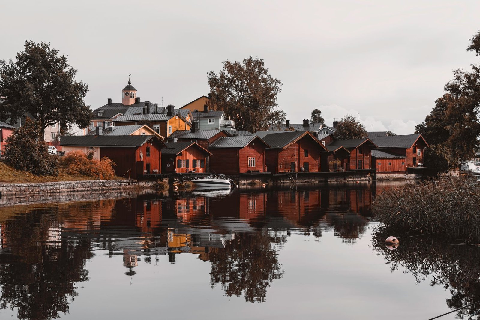 Rauhallinen jokimaisema ulvilalaisessa pikkukaupungissa iltahämärässä