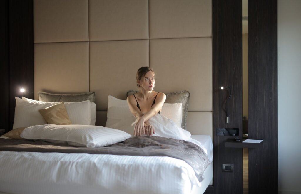 Hotellihuone illalla