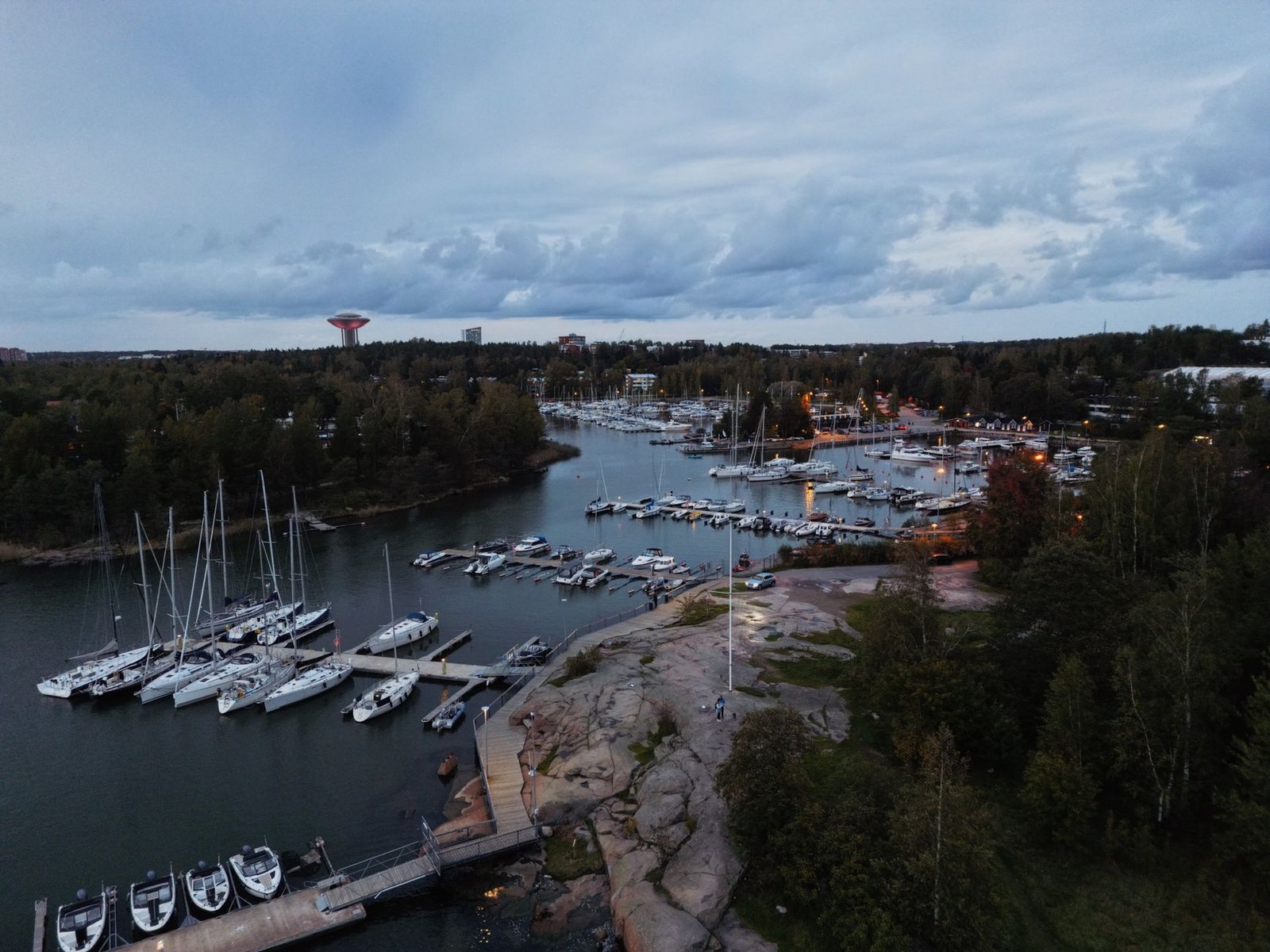 Vaasan rauhallinen rantamaisema ja kaupunkinäkymä