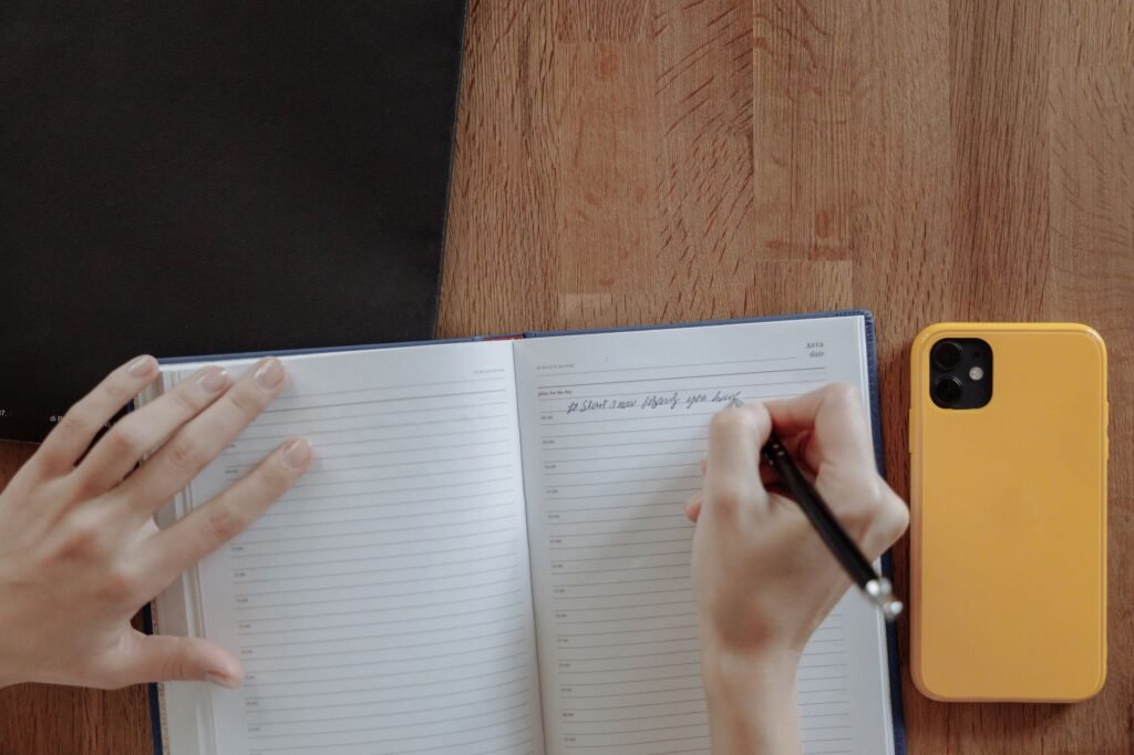 Taking notes while reviewing an online profile