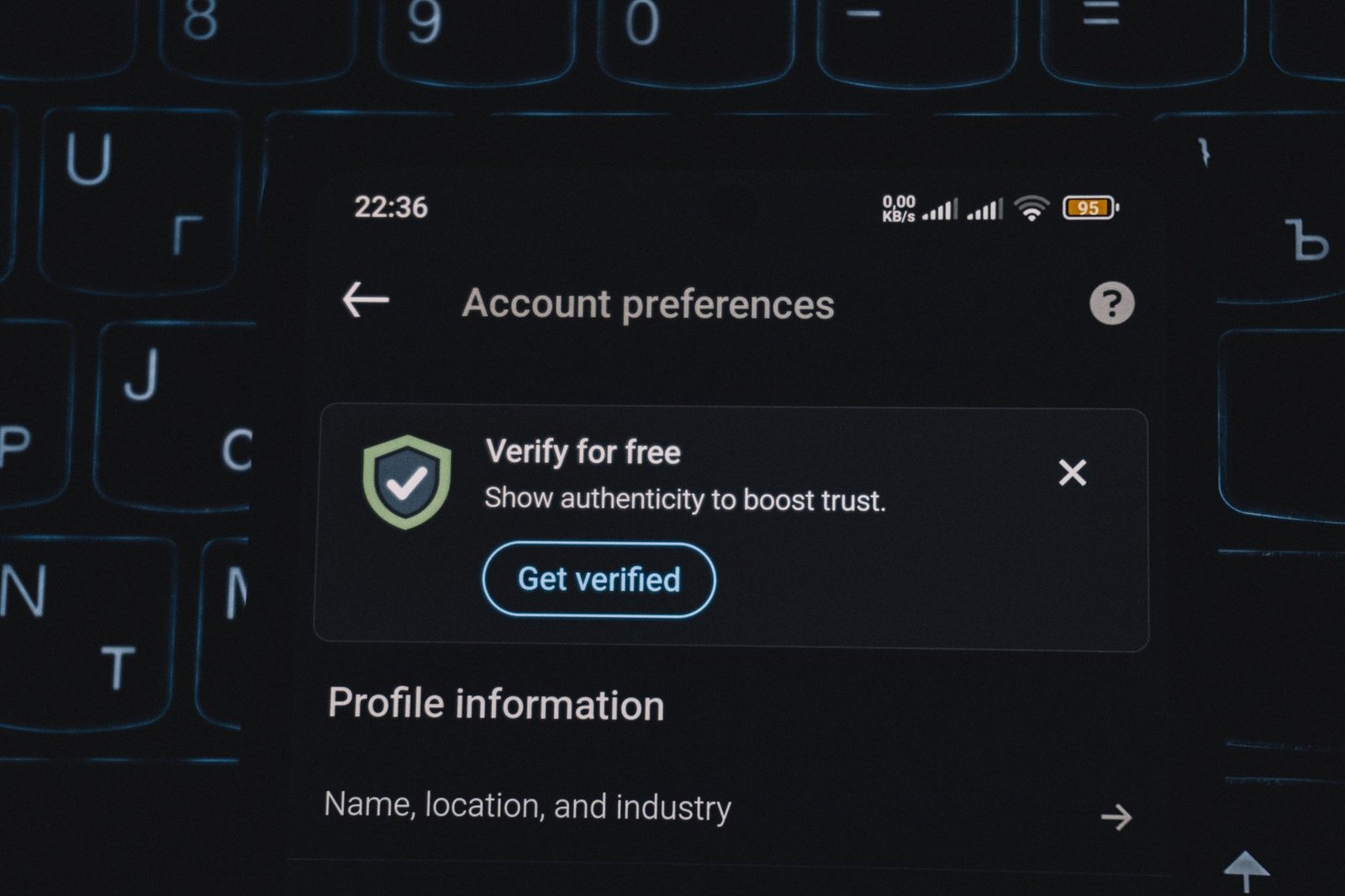 Kannettavan tietokoneen näyttö, jolla näkyy escort-hakemiston profiilisivu ja verifiointimerkintä.
