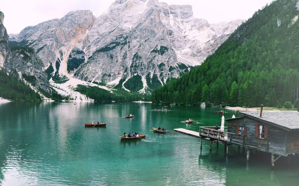 veneitä, luonne, ulkona, järvi, pragser wildsee, vuoret, italia, etelä tiroli, mountain lake, alppi, vaellus, matkailu