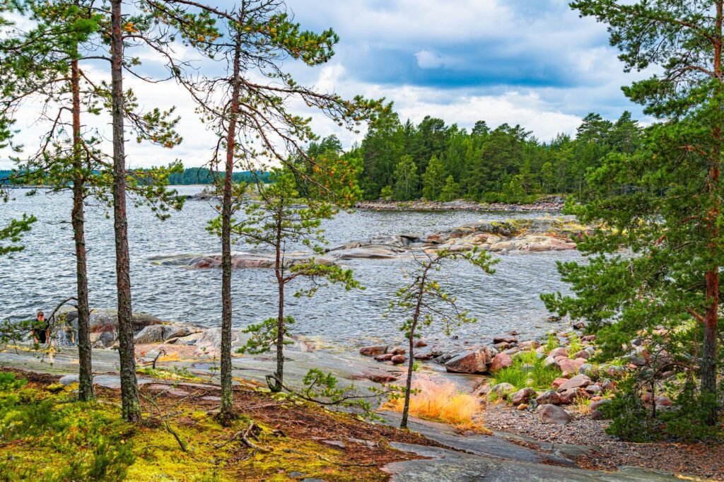 Tutustu Karjalan luotojen ja rehevien metsien rauhalliseen kauneuteen veden äärellä.