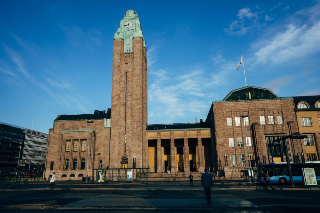 Vierailija tarkistaa matkareittiä puhelimesta